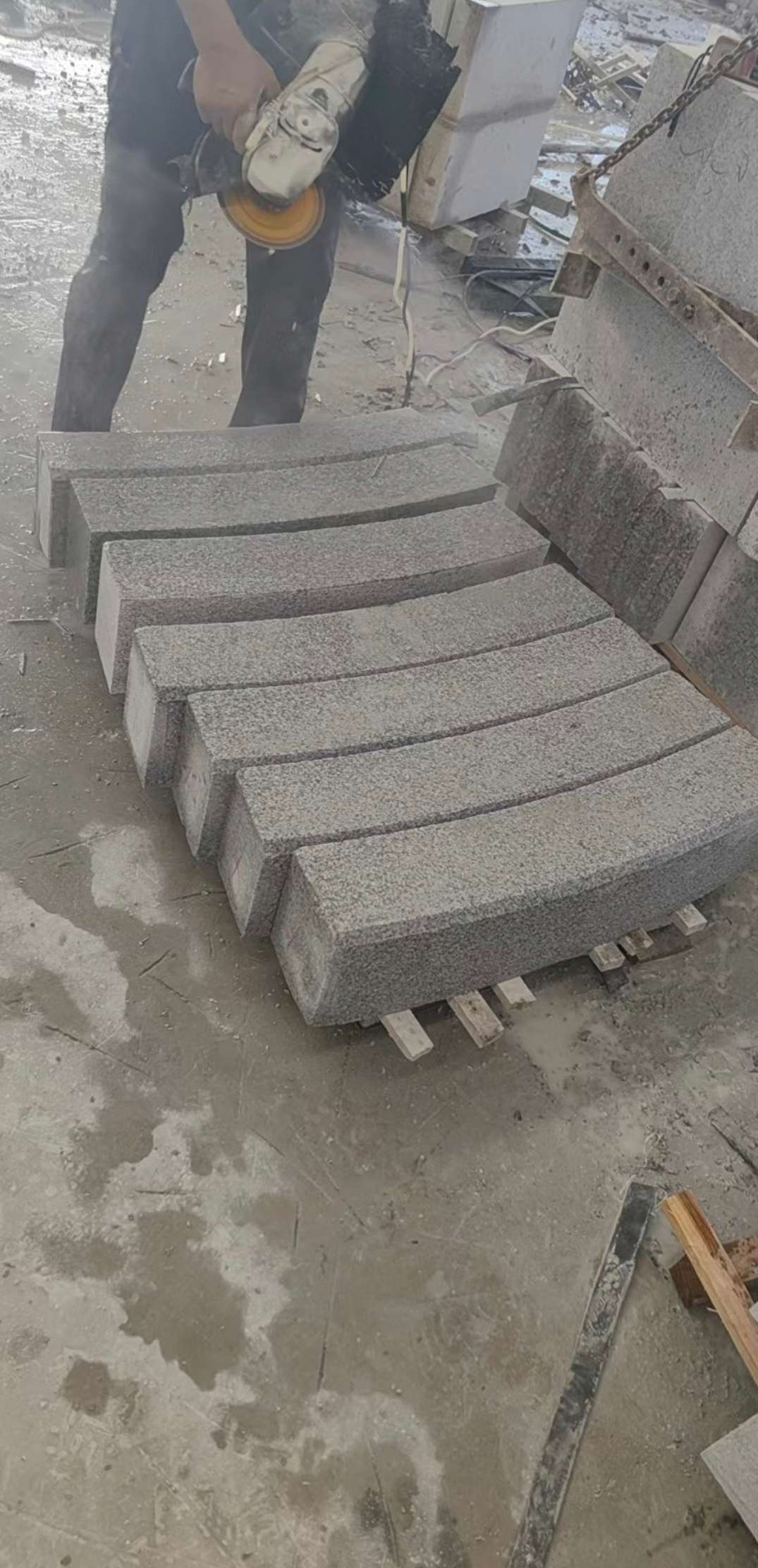 嘉兴芝麻白弧形路牙石